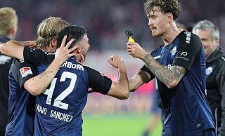 SCP-Debütant Adrian Bravo Sanchez (l.) ballt nach dem 2:1-Erfolg in Köln die Siegerfaust. Teamkollege Calvin Brackelmann filmt die besonderen Momente mit einer Mini-Kamera. - IMAGO/Nordphoto SCP-Debütant Adrian Bravo Sanchez (l.) ballt nach dem 2:1-Erfolg in Köln die Siegerfaust. Teamkollege Calvin Brackelmann filmt die besonderen Momente mit einer Mini-Kamera. - IMAGO/Nordphoto