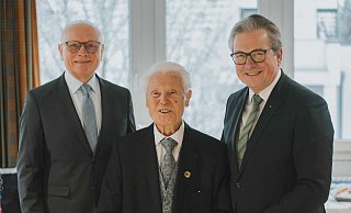 Geburtstagskind Kurt Büttner mit dem stellvertretenden Landrat Hans-Bernd Janzen (l.) und Bürgermeister Michael Dreier. - Lina Offergeld / Stadt Paderborn Geburtstagskind Kurt Büttner mit dem stellvertretenden Landrat Hans-Bernd Janzen (l.) und Bürgermeister Michael Dreier. - Lina Offergeld / Stadt Paderborn