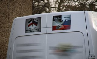 Der Festgenommene aus dem Mindener Norden machte keinen Hehl aus seiner Einstellung und plakatierte sein Fahrzeug entsprechend. - Vasco Stemmer Der Festgenommene aus dem Mindener Norden machte keinen Hehl aus seiner Einstellung und plakatierte sein Fahrzeug entsprechend. - Vasco Stemmer