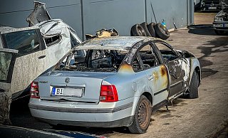 Der VW Passat brannte komplett aus und wird von der Kriminalpolizei nun näher untersucht. - Paul Brinkmann Der VW Passat brannte komplett aus und wird von der Kriminalpolizei nun näher untersucht. - Paul Brinkmann