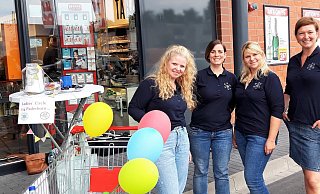 Tanja Pawlak (erste v.l.) und Yvonne Pawlak (dritte v.l.), sowie die Clubmitglieder Regine und Karo sammeln Pfandflaschen für den guten Zweck. - Ladies' Circle Tanja Pawlak (erste v.l.) und Yvonne Pawlak (dritte v.l.), sowie die Clubmitglieder Regine und Karo sammeln Pfandflaschen für den guten Zweck. - Ladies' Circle