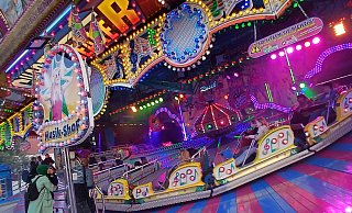 Karussels locken auf dem Rathausplatz und auf dem Marktplatz auf die Kirmes des Stadtfestes. - Uwe Müller Karussels locken auf dem Rathausplatz und auf dem Marktplatz auf die Kirmes des Stadtfestes. - Uwe Müller