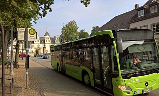 Barrierefreier Ausbau: Vom 15. Juli bis 27. August wird die Schlossstraße gesperrt, weil die beiden Bushaltestellen umgebaut werden. - Hans-Hermann Igges Barrierefreier Ausbau: Vom 15. Juli bis 27. August wird die Schlossstraße gesperrt, weil die beiden Bushaltestellen umgebaut werden. - Hans-Hermann Igges
