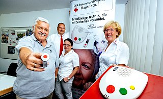 Patient Dieter Silbermann (l.), Dieter Bliege (DRK-Fahrdienst), Pflegedienstleiterin Melanie Wittig und Birgit Arens (Leiterin Hausnotruf) zeigen den Hausnotruf. - Besim Mazhiqi Patient Dieter Silbermann (l.), Dieter Bliege (DRK-Fahrdienst), Pflegedienstleiterin Melanie Wittig und Birgit Arens (Leiterin Hausnotruf) zeigen den Hausnotruf. - Besim Mazhiqi