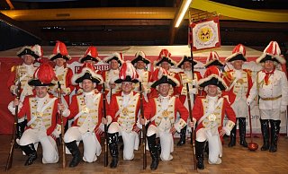 Die Garde mit Standarte. - KG Rot-Weiße-Garde Die Garde mit Standarte. - KG Rot-Weiße-Garde