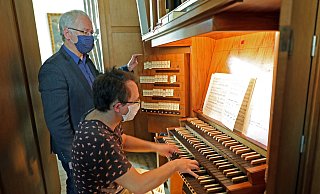 Kirchenmusikdirektor Ulrich Hirtzbruch unterrichtet Benjamin Gruchow an der historischen Orgel der Stiftberger Marienkirche. - Frank-Michael Kiel-Steinkamp Kirchenmusikdirektor Ulrich Hirtzbruch unterrichtet Benjamin Gruchow an der historischen Orgel der Stiftberger Marienkirche. - Frank-Michael Kiel-Steinkamp