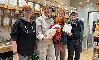 Spendenübergabe im Unverpacktladen Pur:Produkt: Susanne Peter (v. l.), Tanja Wille vom Osnabrücker Hospiz, Regine Steffen und James Grogan. - Lillia Seifert Spendenübergabe im Unverpacktladen Pur:Produkt: Susanne Peter (v. l.), Tanja Wille vom Osnabrücker Hospiz, Regine Steffen und James Grogan. - Lillia Seifert