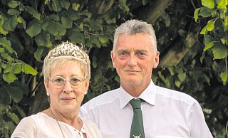 Regiert die Schützen: Königin Anke Remmeke mit ihrem Ehemann und Prinzgemahl Martin Remmeke. - Peter Jacek Regiert die Schützen: Königin Anke Remmeke mit ihrem Ehemann und Prinzgemahl Martin Remmeke. - Peter Jacek