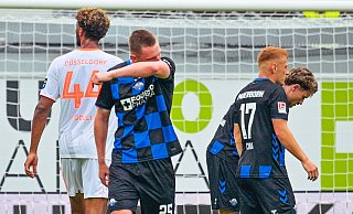 Tjark Scheller (2. v. l.) trottet nach seiner frühen Roten Karte sichtlich enttäuscht vom Platz. - BESIM MAZHIQI Tjark Scheller (2. v. l.) trottet nach seiner frühen Roten Karte sichtlich enttäuscht vom Platz. - BESIM MAZHIQI