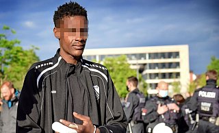 Auf der Demo am Tag nach den Tumulten genoss der 23-Jährige noch die große Solidarität. Später bereute er den Schritt in die Öffentlichkeit. - Barbara Franke Auf der Demo am Tag nach den Tumulten genoss der 23-Jährige noch die große Solidarität. Später bereute er den Schritt in die Öffentlichkeit. - Barbara Franke
