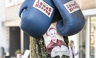 Der ehemalige Profiboxer Besar Nimani war am 9. März 2024 in der Fußgängerzone getötet worden. An der Stelle, an der es in der Obernstraße passierte, ist eine Gedenkstätte eingerichtet. - Jörg Dieckmann Der ehemalige Profiboxer Besar Nimani war am 9. März 2024 in der Fußgängerzone getötet worden. An der Stelle, an der es in der Obernstraße passierte, ist eine Gedenkstätte eingerichtet. - Jörg Dieckmann