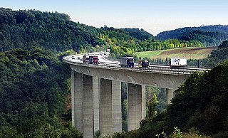 Die Talbrücke Twiste auf der A44 bei Warburg – noch in diesem Jahr sollen Arbeiten an den Brückenlagern erfolgen. Was das für Autofahrer bedeutet. - Nathalie Bürgerl Die Talbrücke Twiste auf der A44 bei Warburg – noch in diesem Jahr sollen Arbeiten an den Brückenlagern erfolgen. Was das für Autofahrer bedeutet. - Nathalie Bürgerl