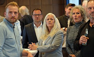 Der CDU-Tisch mit Matthias Schlattmeier, Bürgermeister Lars Bökenkröger, Manuela Mundt, Tobias Walkenhorst und Anja und Thomas Teichert schaut gebannt auf die große Leinwand im Ratssaal. - Thorsten Gödecker Der CDU-Tisch mit Matthias Schlattmeier, Bürgermeister Lars Bökenkröger, Manuela Mundt, Tobias Walkenhorst und Anja und Thomas Teichert schaut gebannt auf die große Leinwand im Ratssaal. - Thorsten Gödecker