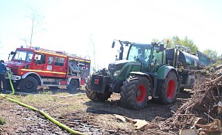 Schweres Gerät für zarte Pflänzchen: Lohnunternehmer und Brakeler Feuerwehr sorgen für den Wassernachschub für die neuen Kulturen. - Alexander Graßhoff Schweres Gerät für zarte Pflänzchen: Lohnunternehmer und Brakeler Feuerwehr sorgen für den Wassernachschub für die neuen Kulturen. - Alexander Graßhoff