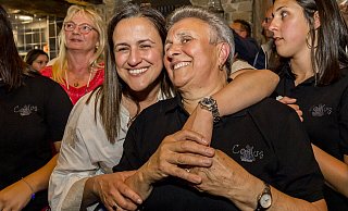 In der Mitte des Bildes lachen die Hüterinnen der Familienrezepte: Carminha (l.) und Maria Cuoto. - PR In der Mitte des Bildes lachen die Hüterinnen der Familienrezepte: Carminha (l.) und Maria Cuoto. - PR