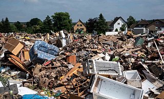 Zerstörtes Möbiliar liegt auf einem Feld außerhalb von Bad Münstereifel. - picture alliance/dpa Zerstörtes Möbiliar liegt auf einem Feld außerhalb von Bad Münstereifel. - picture alliance/dpa