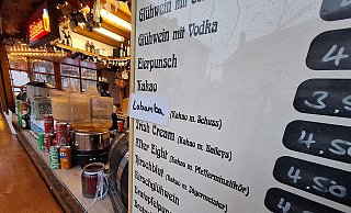 Ein Standbetreiber auf dem Bünder Weihnachtsmarkt ist kurzerhand erfinderisch geworden. Aus Lumumba wurde bei ihm "Labamba". - Peter Heidbrink Ein Standbetreiber auf dem Bünder Weihnachtsmarkt ist kurzerhand erfinderisch geworden. Aus Lumumba wurde bei ihm "Labamba". - Peter Heidbrink