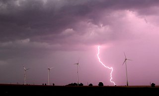 Eine Unwetterfront mit Blitzen, Starkregen und Sturmböen zieht über Windräder hinweg. - picture alliance / Julian Stratenschulte/dpa Eine Unwetterfront mit Blitzen, Starkregen und Sturmböen zieht über Windräder hinweg. - picture alliance / Julian Stratenschulte/dpa