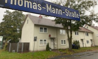 In der Britenhaus-Siedlung an der Thomas-Mann-Straße sind geflüchtete und obdachlose Menschen untergebracht. Jetzt haben Einbrecher vier Gebäude heimgesucht, die derzeit renoviert werden, und daraus Elektrogeräte mit einem Gesamtwert von mehr als 2.000 Euro gestohlen. - Christian Bröder In der Britenhaus-Siedlung an der Thomas-Mann-Straße sind geflüchtete und obdachlose Menschen untergebracht. Jetzt haben Einbrecher vier Gebäude heimgesucht, die derzeit renoviert werden, und daraus Elektrogeräte mit einem Gesamtwert von mehr als 2.000 Euro gestohlen. - Christian Bröder