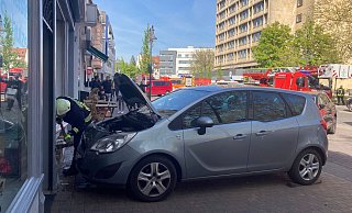 Ein grauer Opel fuhr am Mittwochnachmittag in die Fensterscheibe eines Geschäfts an der Berliner Straße. - Christian Geisler Ein grauer Opel fuhr am Mittwochnachmittag in die Fensterscheibe eines Geschäfts an der Berliner Straße. - Christian Geisler
