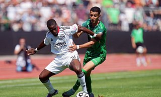 Eintracht Frankfurt um Niels Nkounkou (l) steht in der zweiten Runde des DFB-Pokals. - Thomas Frey/dpa Eintracht Frankfurt um Niels Nkounkou (l) steht in der zweiten Runde des DFB-Pokals. - Thomas Frey/dpa