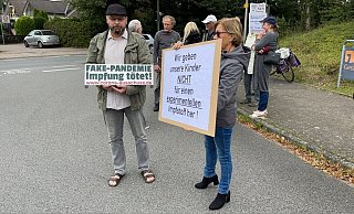 Impfgegner protestieren beim Einsatz des Mobilen Impfteams vor der Gesamtschule Quelle. - Stefan Becker Impfgegner protestieren beim Einsatz des Mobilen Impfteams vor der Gesamtschule Quelle. - Stefan Becker