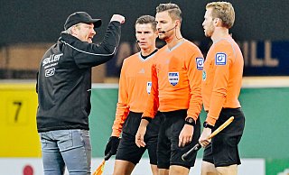 SCP-Coach Lukas Kwasniok diskutiert nach dem Schlusspfiff mit dem Schiedsrichtergespann um Referee Daniel Schlager (2. v. r.). - Besim Mazhiqi SCP-Coach Lukas Kwasniok diskutiert nach dem Schlusspfiff mit dem Schiedsrichtergespann um Referee Daniel Schlager (2. v. r.). - Besim Mazhiqi