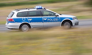 Für den Frieden: Die Friedensautos werden nicht nur als Polizeiwagen umgestaltet, sondern auch als Feuerwehr- oder Rettungsfahrzeuge. - picture alliance / dpa Für den Frieden: Die Friedensautos werden nicht nur als Polizeiwagen umgestaltet, sondern auch als Feuerwehr- oder Rettungsfahrzeuge. - picture alliance / dpa