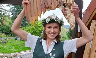 Nadine Husemann präsentiert die Reste des Schützenvogels. - Heimat- und Schützenverein Ovenhausen Nadine Husemann präsentiert die Reste des Schützenvogels. - Heimat- und Schützenverein Ovenhausen