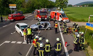 Feuerwehr, Rettungsdienst und Polizei waren mit einem großen Aufgebot an der B482 aktiv. - Feuerwehr Porta/Michael Horst Feuerwehr, Rettungsdienst und Polizei waren mit einem großen Aufgebot an der B482 aktiv. - Feuerwehr Porta/Michael Horst