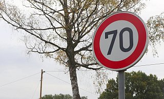 Zwischen Delbrück-Mitte und Boke müssen Autofahrer vom Gas gehen. Stellenweise gilt nun Tempo 70. - Marion Pokorra-Brockschmidt Zwischen Delbrück-Mitte und Boke müssen Autofahrer vom Gas gehen. Stellenweise gilt nun Tempo 70. - Marion Pokorra-Brockschmidt