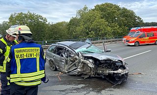 Von der Front des Autos ist nicht mehr viel übrig. - Claus Frickemeier Von der Front des Autos ist nicht mehr viel übrig. - Claus Frickemeier