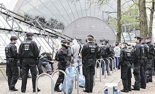 Razzia: Polizeikontrolle an der "Tüte" vor der Stadthalle. Die Drogen- und Trinkerszene trifft sich dort am Stadtbahneingang - zum Missfallen von Stadt, Politik und vielen Bürgern. - Christian Weische Razzia: Polizeikontrolle an der "Tüte" vor der Stadthalle. Die Drogen- und Trinkerszene trifft sich dort am Stadtbahneingang - zum Missfallen von Stadt, Politik und vielen Bürgern. - Christian Weische