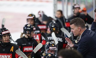 Für Bundestrainer Jeff MacLeod und die Frauen-Nationalmannschaft geht es in Bremerhaven um die Olympia-Teilnahme. - Daniel Löb/dpa Für Bundestrainer Jeff MacLeod und die Frauen-Nationalmannschaft geht es in Bremerhaven um die Olympia-Teilnahme. - Daniel Löb/dpa