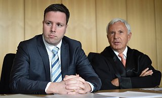 Entnahme-Klage: Robert Tönnies erschien wieder mal vor Gericht. Der Mitgesellschafter des Tönnies-Fleischkonzerns pacht auf alte Beschlüsse und will der Tönnies-Holding weiteres Geld entnehmen, um seinen Bruder auszuzahlen. Doch der Konzernchef verhindert dies. - dpa Entnahme-Klage: Robert Tönnies erschien wieder mal vor Gericht. Der Mitgesellschafter des Tönnies-Fleischkonzerns pacht auf alte Beschlüsse und will der Tönnies-Holding weiteres Geld entnehmen, um seinen Bruder auszuzahlen. Doch der Konzernchef verhindert dies. - dpa