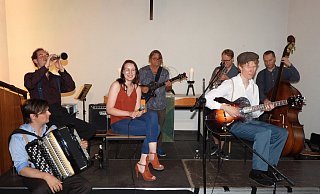 Mit einem gelungenen Zusammenspiel krönten die an der 2.Baldwin Jam-Session beteiligten Musiker aus Halle, Harsewinkel und Berlin am Samstagabend die Veranstaltungsreihe „Christuskirche- creativ" in Marienfeld. - Guitano Darhoven Mit einem gelungenen Zusammenspiel krönten die an der 2.Baldwin Jam-Session beteiligten Musiker aus Halle, Harsewinkel und Berlin am Samstagabend die Veranstaltungsreihe „Christuskirche- creativ" in Marienfeld. - Guitano Darhoven