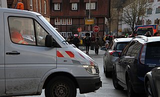 So wird es bei Großveranstaltungen bislang gehandhabt: Ein Fahrzeug blockiert beim Steinheimer Rosenmontagsumzug eine Zufahrtsstraße. - David Schellenberg So wird es bei Großveranstaltungen bislang gehandhabt: Ein Fahrzeug blockiert beim Steinheimer Rosenmontagsumzug eine Zufahrtsstraße. - David Schellenberg