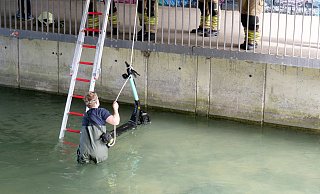Aus der kalten Pader bergen Einsatzkräfte der Paderborner Feuerwehr einen versenkten E-Scooter. - Ralph Meyer Aus der kalten Pader bergen Einsatzkräfte der Paderborner Feuerwehr einen versenkten E-Scooter. - Ralph Meyer