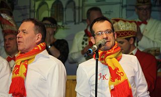 Der Eintracht-Vize-Präsident Ralf „Nippel“ Brüggenthies (r.), hier als Sänger und Moderator der Gesangsgruppe Delbrücker Kellermeister. - Regina Brucksch Der Eintracht-Vize-Präsident Ralf „Nippel“ Brüggenthies (r.), hier als Sänger und Moderator der Gesangsgruppe Delbrücker Kellermeister. - Regina Brucksch
