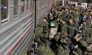 Russische Rekruten steigen auf einem Bahnhof in der russischen Region Wolgograd in einen Zug (Archivbild). - Uncredited/AP/dpa Russische Rekruten steigen auf einem Bahnhof in der russischen Region Wolgograd in einen Zug (Archivbild). - Uncredited/AP/dpa