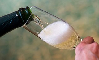 Sekt wird in der Weihnachtszeit und zu Silvester besonders gerne getrunken. (Illustrationsfoto) - Peter Endig/zb/dpa Sekt wird in der Weihnachtszeit und zu Silvester besonders gerne getrunken. (Illustrationsfoto) - Peter Endig/zb/dpa