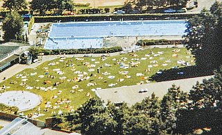 Blick von oben: Ein Sommer in den 1970er Jahren: Das Freibad in Ennigloh ist gut besucht. Auf der Wiese und im Wasser tummeln sich Menschen. Nur der Parkplatz ist noch nicht ganz so voll, wie er es vermutlich heute wäre. - Picasa Blick von oben: Ein Sommer in den 1970er Jahren: Das Freibad in Ennigloh ist gut besucht. Auf der Wiese und im Wasser tummeln sich Menschen. Nur der Parkplatz ist noch nicht ganz so voll, wie er es vermutlich heute wäre. - Picasa