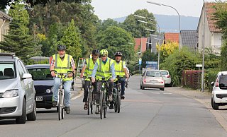 Die Hochstraße ist nach Ansicht des Fördervereins Radverkehr eine sichere Alternative für Radfahrer zur Weihestraße. Auf dem Foto radeln Ernst Beimel (v.l.), Georg Hofemann, Klaus Schroeder und Kurt Begemann. - Ulf Hanke Die Hochstraße ist nach Ansicht des Fördervereins Radverkehr eine sichere Alternative für Radfahrer zur Weihestraße. Auf dem Foto radeln Ernst Beimel (v.l.), Georg Hofemann, Klaus Schroeder und Kurt Begemann. - Ulf Hanke