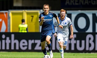 Der Paderborns Bilbija (l) gewinnt den Zweikampf gegen Darmstadts Will. - David Inderlied/dpa Der Paderborns Bilbija (l) gewinnt den Zweikampf gegen Darmstadts Will. - David Inderlied/dpa