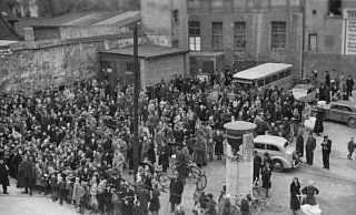 Das Bild aus dem Paderborner Stadt- und Kreisarchiv zeigt eine Menschenmenge vor der brennenden Synagoge am 10. November 1938. - Stadt- und Kreisarchiv Paderborn Das Bild aus dem Paderborner Stadt- und Kreisarchiv zeigt eine Menschenmenge vor der brennenden Synagoge am 10. November 1938. - Stadt- und Kreisarchiv Paderborn