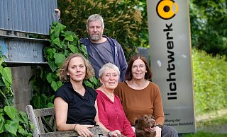 Psychotherapie trifft Film: Claudia Melcher (Psychologische Psychotherapeutin), Elisabeth Kamender, Gründerin der Filmreihe, Matthias Goßmann vom Lichtwerkkino und Psychotherapeutin Silke Andermann (von links) mit Melchers Hund Jaro. - Andreas Zobe Psychotherapie trifft Film: Claudia Melcher (Psychologische Psychotherapeutin), Elisabeth Kamender, Gründerin der Filmreihe, Matthias Goßmann vom Lichtwerkkino und Psychotherapeutin Silke Andermann (von links) mit Melchers Hund Jaro. - Andreas Zobe