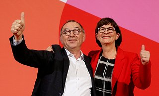 Norbert Walter-Borjans und Saskia Esken nach ihrem Erfolg bei der Stichwahl zur SPD-Führung. - Fabrizio Bensch Norbert Walter-Borjans und Saskia Esken nach ihrem Erfolg bei der Stichwahl zur SPD-Führung. - Fabrizio Bensch