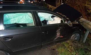 Der Passat schleuderte genauso wie der Fiat an die Leitplanke. - Polizei Minden-Lübbecke Der Passat schleuderte genauso wie der Fiat an die Leitplanke. - Polizei Minden-Lübbecke