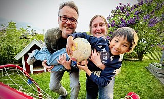 Joshua (10) jubelt gemeinsam mit seinen Eltern Tanja Beckmann und Robert Raaf über die Nachricht, dass er beim DFB-Pokalfinale in Berlin mit einem Profi von DCS Arminia Bielefeld ins Olympiastadion einlaufen darf. - Nicole Donath Joshua (10) jubelt gemeinsam mit seinen Eltern Tanja Beckmann und Robert Raaf über die Nachricht, dass er beim DFB-Pokalfinale in Berlin mit einem Profi von DCS Arminia Bielefeld ins Olympiastadion einlaufen darf. - Nicole Donath