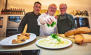 Sternekoch Bernhard Büdel aus Gütersloh lässt Petersilie regnen aufs Stockfischpüree (M.), Marco Pulli (l.) und Hans-Achim von Stockhausen assistieren. - Mike-Dennis Mller / www.mdm.photo Sternekoch Bernhard Büdel aus Gütersloh lässt Petersilie regnen aufs Stockfischpüree (M.), Marco Pulli (l.) und Hans-Achim von Stockhausen assistieren. - Mike-Dennis Mller / www.mdm.photo